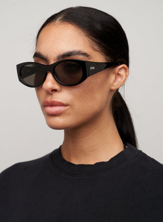 Grace sunglasses in Black/Smoke